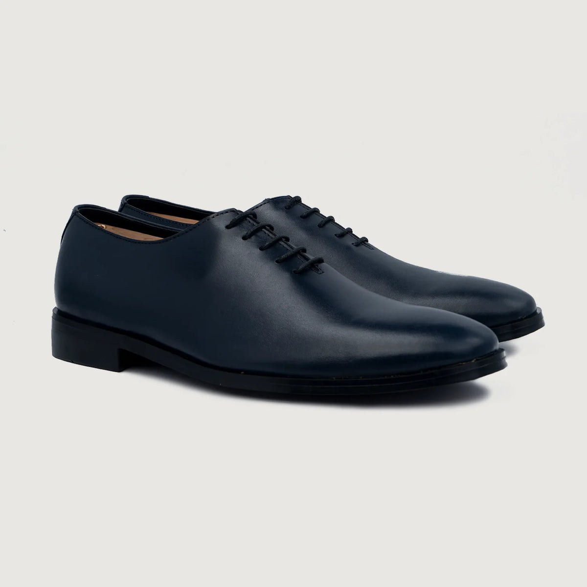 Director Wholecut Midnight Blau Lederschuhe für Herren For Men in Midnight Blue Full-Grain Leather - Vorderansicht & maßgeschneiderte Silhouette | Online Kaufen