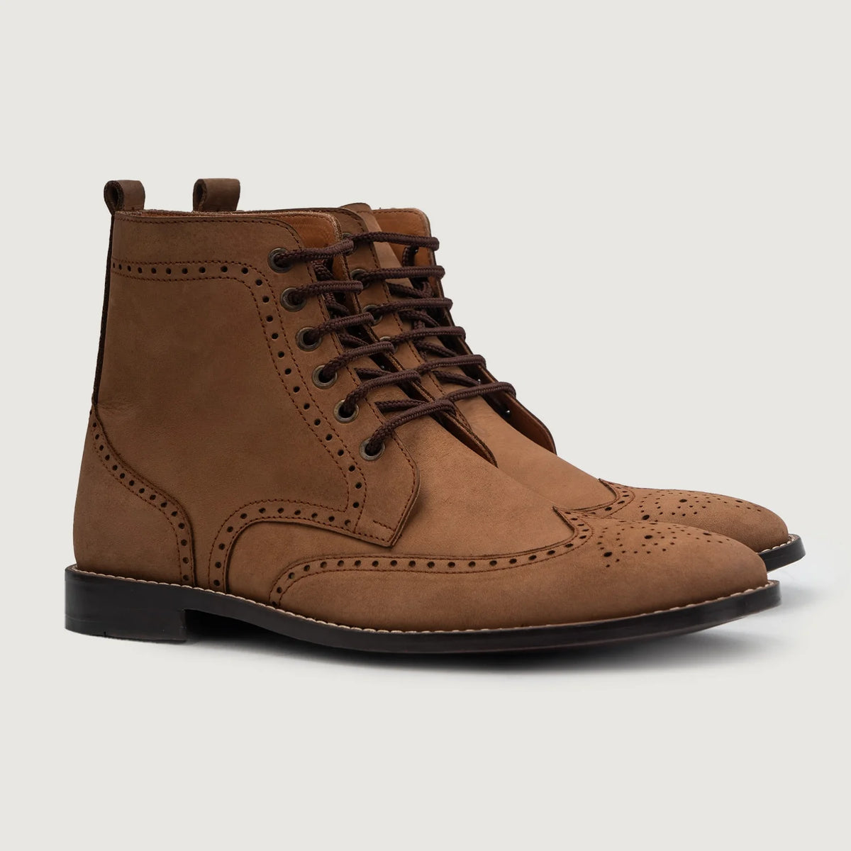 Duster Brogues Derby Braun Nubuck Lederstiefel für Herren For Men in Brown Full-Grain Leather - Vorderansicht & maßgeschneiderte Silhouette | Online Kaufen