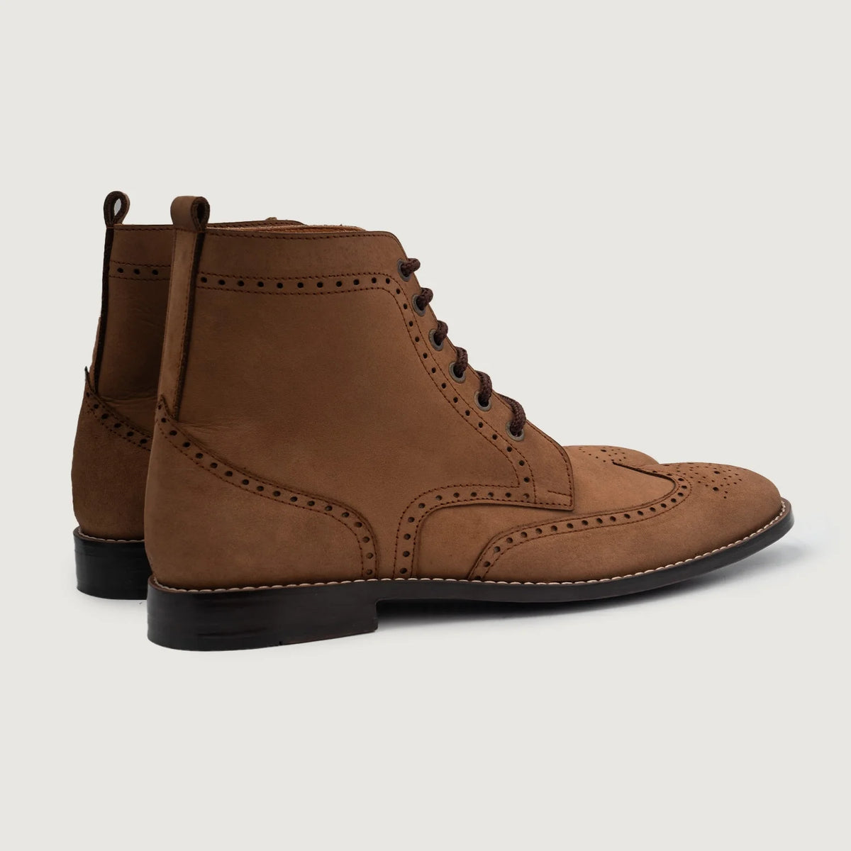 Duster Brogues Derby Braun Nubuck Lederstiefel für Herren For Men - Seitenansicht mit ergonomischem Ärmelschnitt & sportlicher Passform