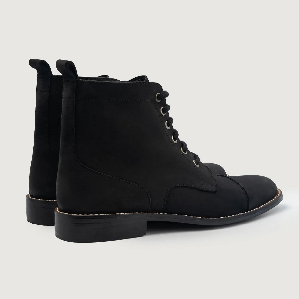 Knight Derby Schwarz Nubuck Lederstiefel für Herren For Men - Verstärkte Fersenkappe & präzise Doppelnaht