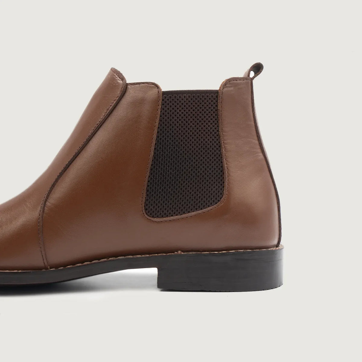 High-Traction Rubber Outsole & Lug Tread Pattern on Clarkson Chelsea Braun Lederstiefel für Herren For Men