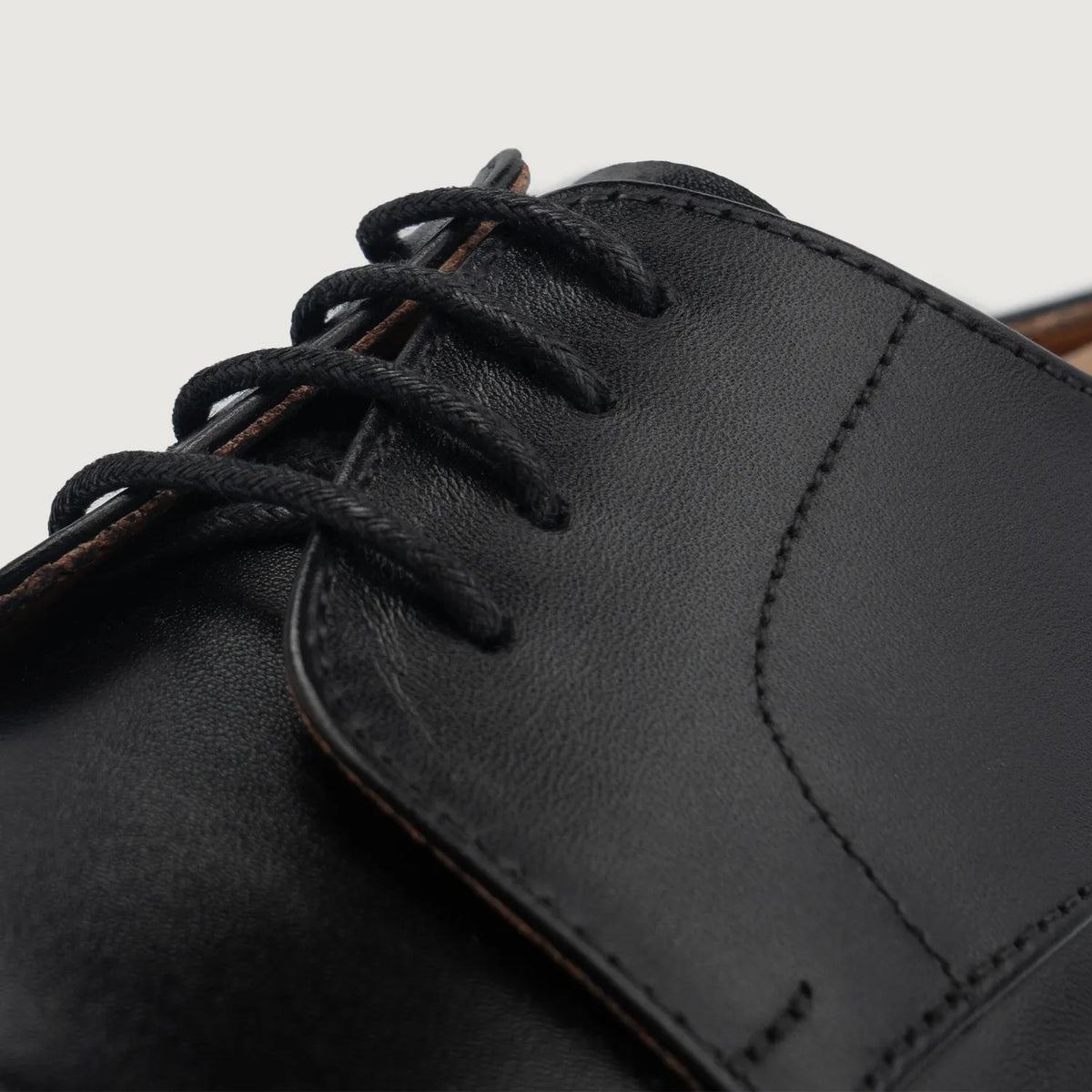 High-Traction Rubber Outsole & Lug Tread Pattern on Attorney Schwarze Derby-Lederschuhe für Herren For Men