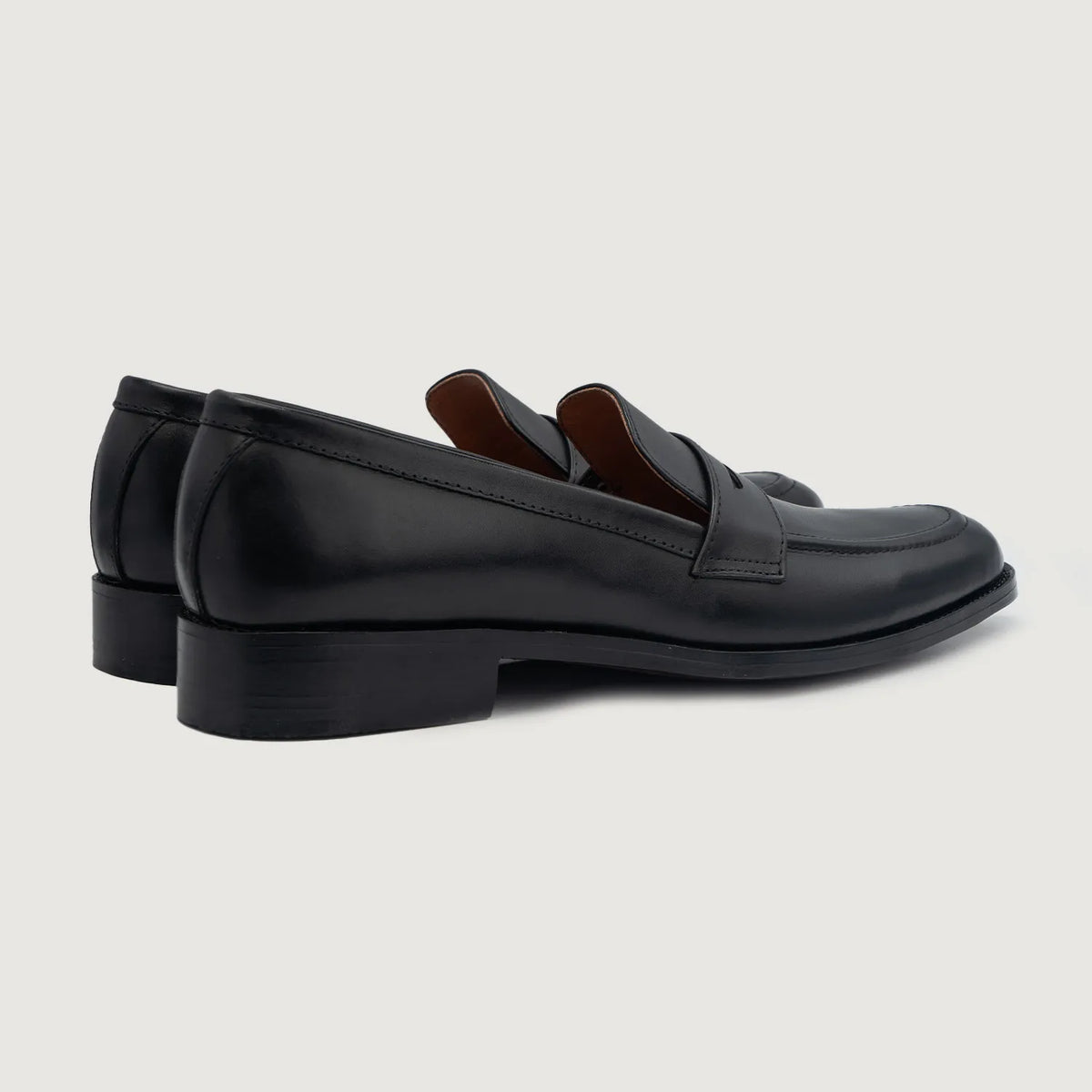 High-Traction Rubber Outsole & Lug Tread Pattern on Baxton Schwarz Leder-Loafer für Herren For Men