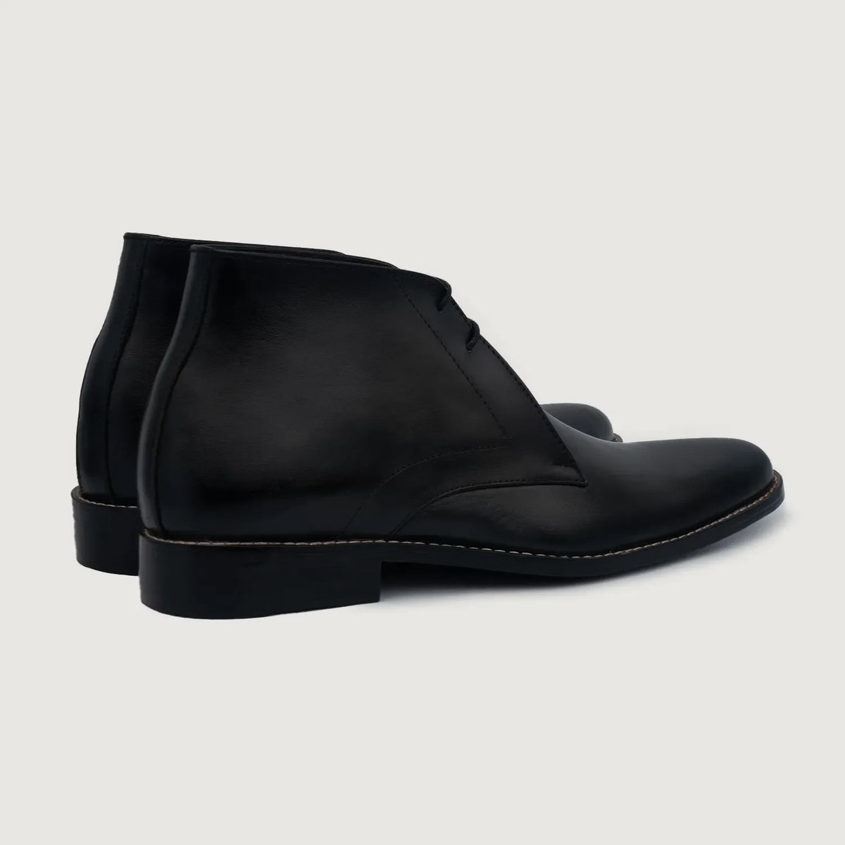 High-Traction Rubber Outsole & Lug Tread Pattern on Corry Chukka Schwarz Lederstiefel für Herren For Men