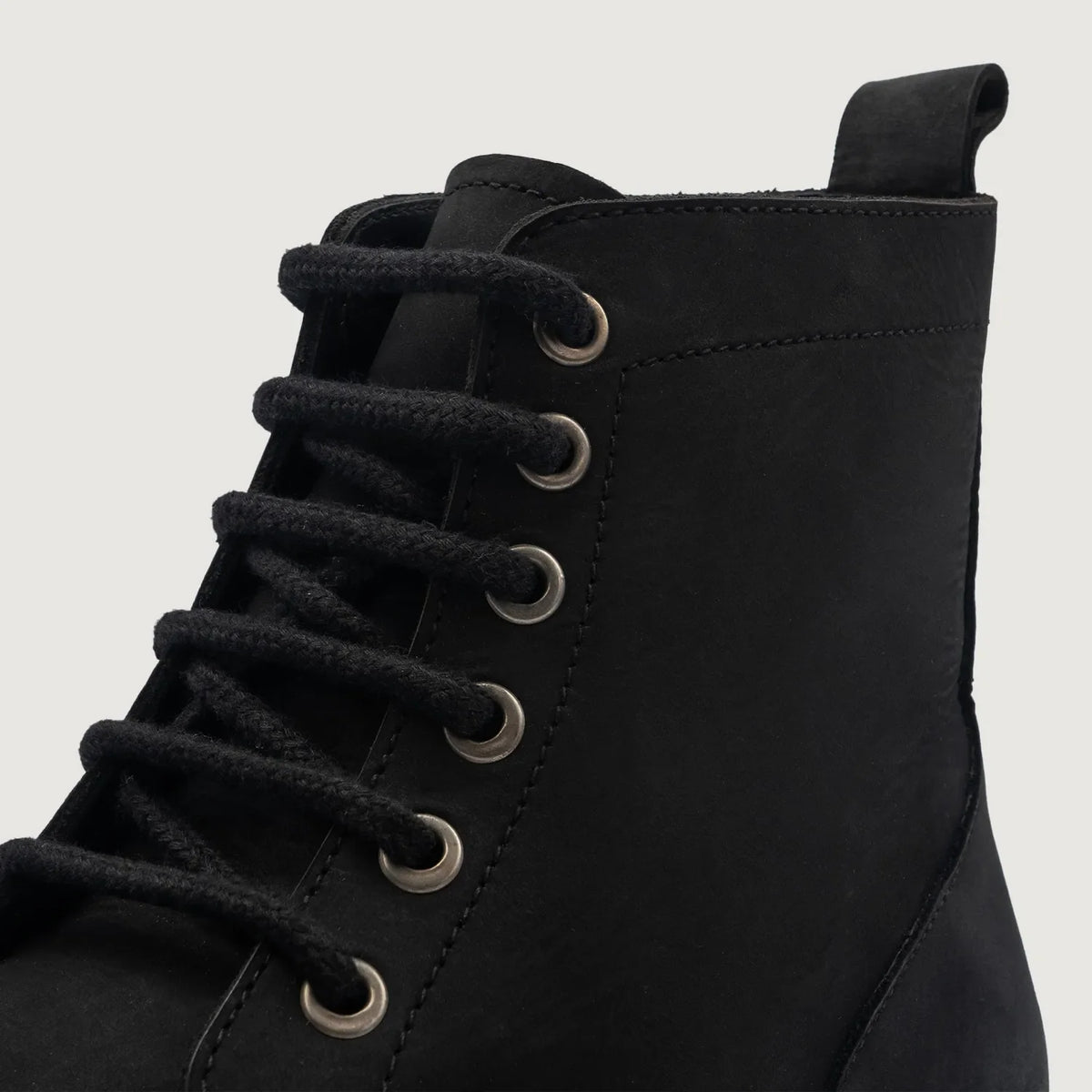 High-Traction Rubber Outsole & Lug Tread Pattern on Knight Derby Schwarz Nubuck Lederstiefel für Herren For Men