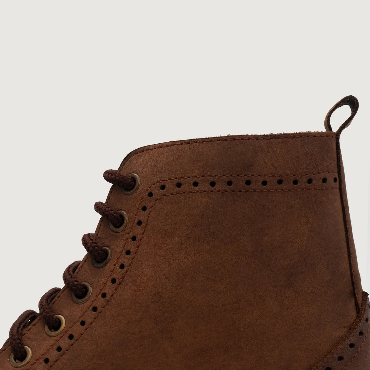 Detailansicht of Classic Collar & Heavy-Duty Zipper Hardware on Duster Brogues Derby Oil Pull-up Braun Lederstiefel für Herren