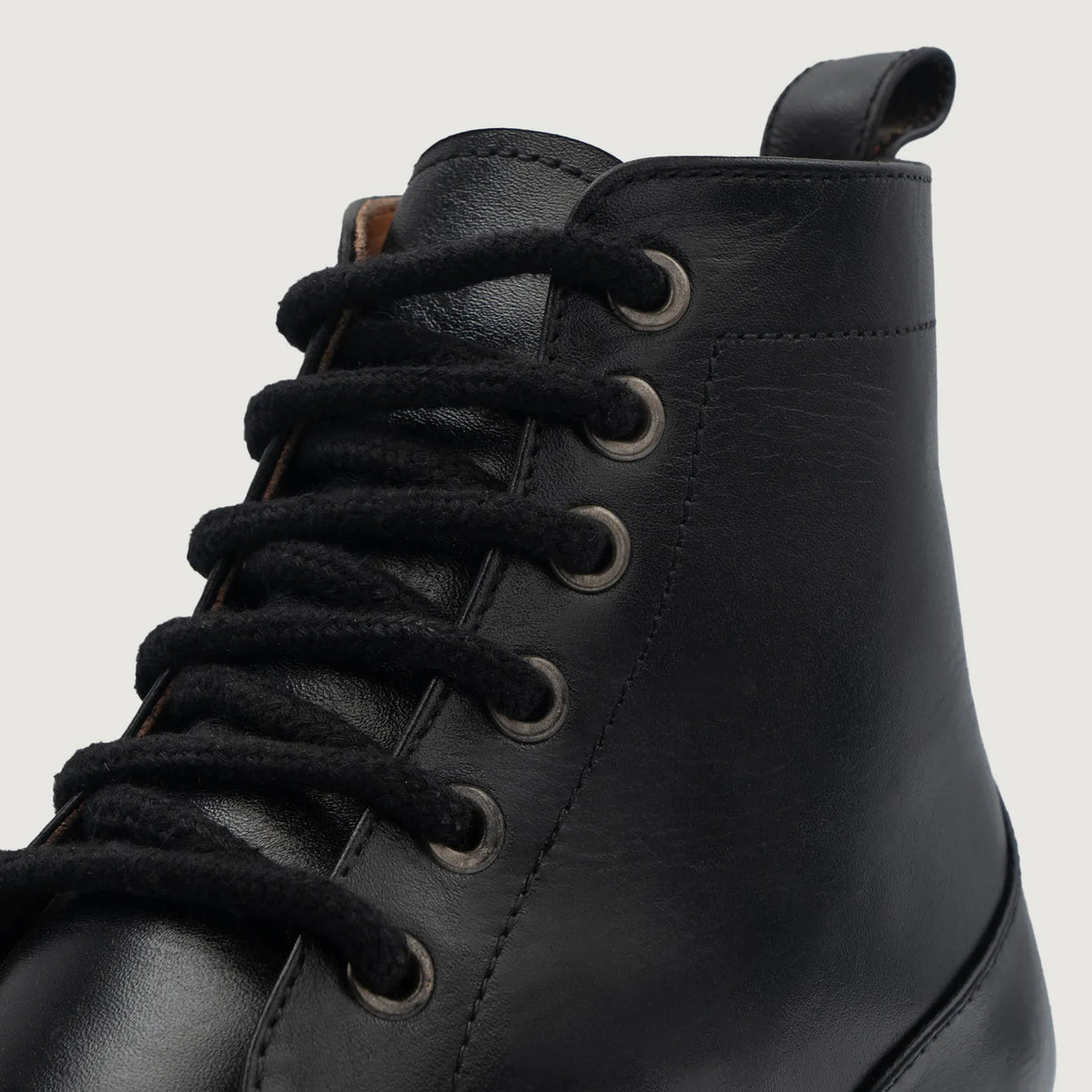 Cushioned Leather Insole & Ergonomic Arch Support Construction Detail