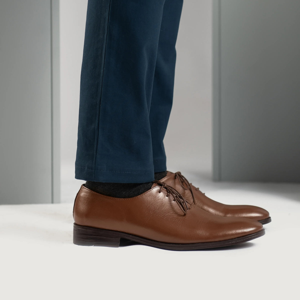 Tailored Rib Cuffs & Hem Craftsmanship Construction Detail on Director Wholecut Hellbraun Lederschuhe für Herren