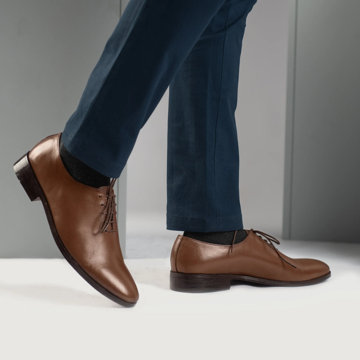 Passform-Perspektive von Director Wholecut Hellbraun Lederschuhe für Herren am Model - Natürlicher Faltenwurf im Tageslicht
