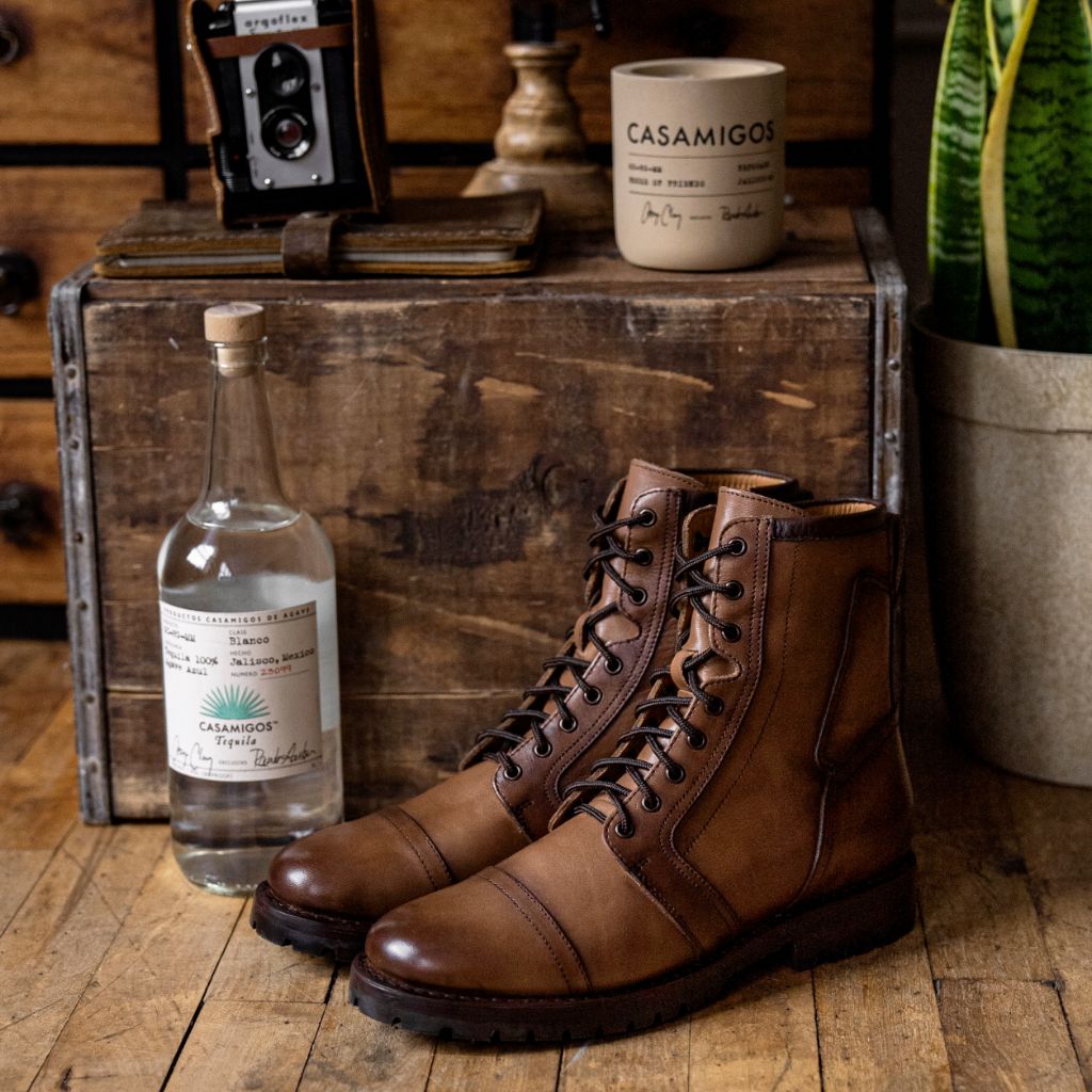 Passform-Perspektive von Casa Moto Bernstein-Weizen Lederstiefel für Herren am Model - Natürlicher Faltenwurf im Tageslicht