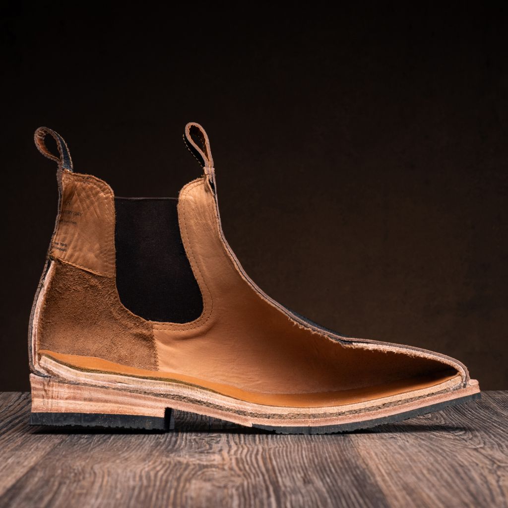 High-Traction Rubber Outsole & Lug Tread Pattern on Journeyman Snuff Reverse Lederstiefel für Herren