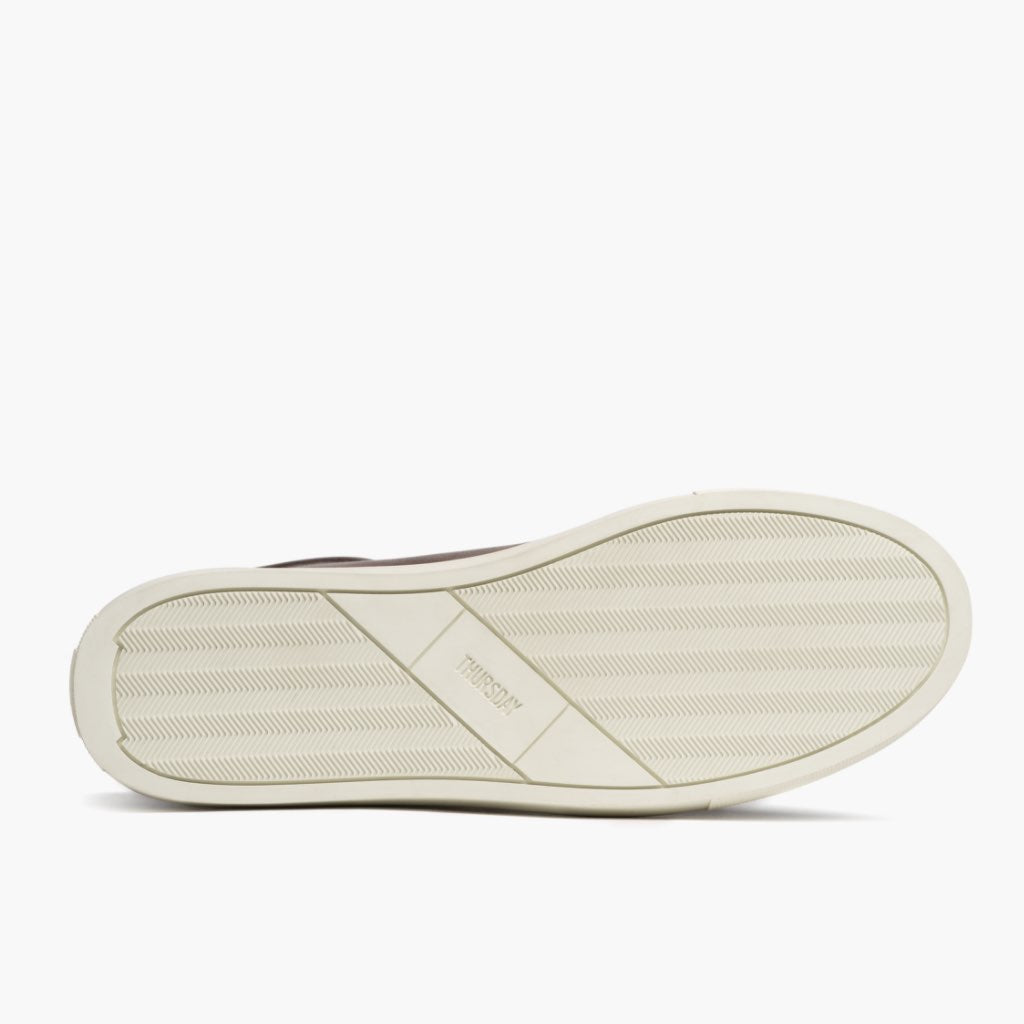 High-Traction Rubber Outsole & Lug Tread Pattern on Premier Low Top Coffee Leder-Sneaker für Herren For Men