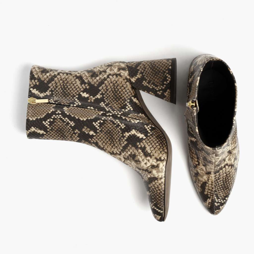 High-Traction Rubber Outsole & Lug Tread Pattern on Heartbreaker Snake Print Lederstiefel für Damen