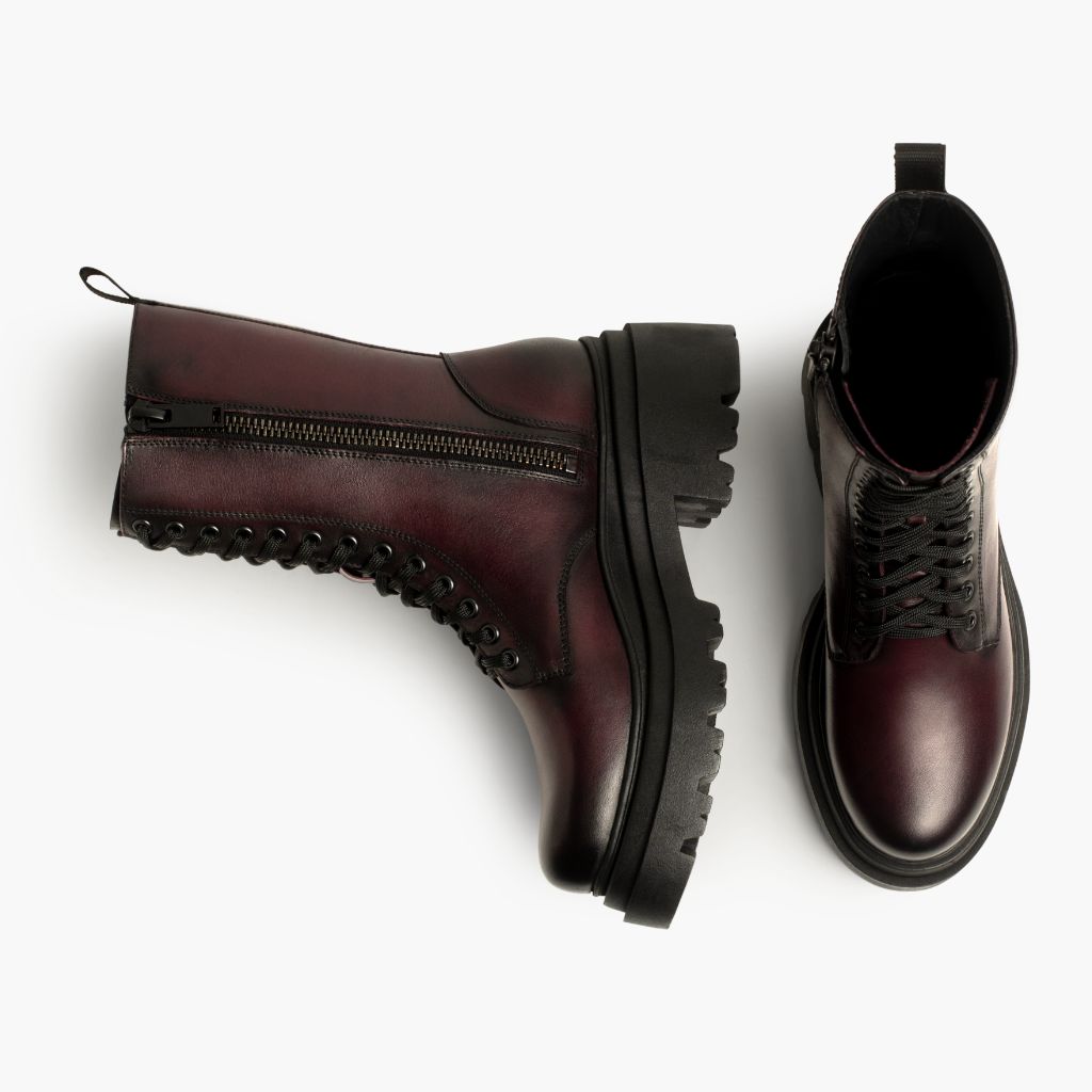 High-Traction Rubber Outsole & Lug Tread Pattern on Fatale Schwarz Cherry Lederstiefel für Damen