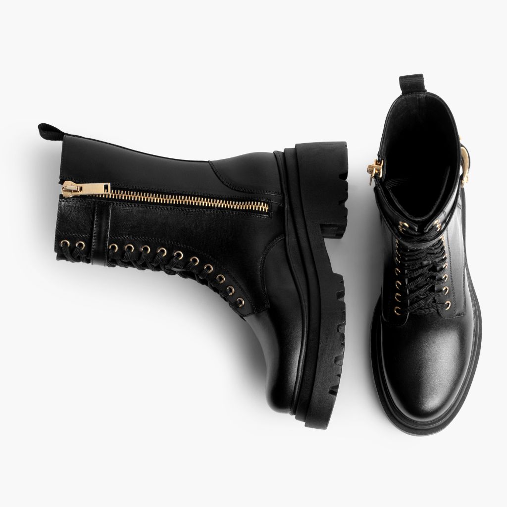 High-Traction Rubber Outsole & Lug Tread Pattern on Fatale Schwarz & Gold Lederstiefel für Damen