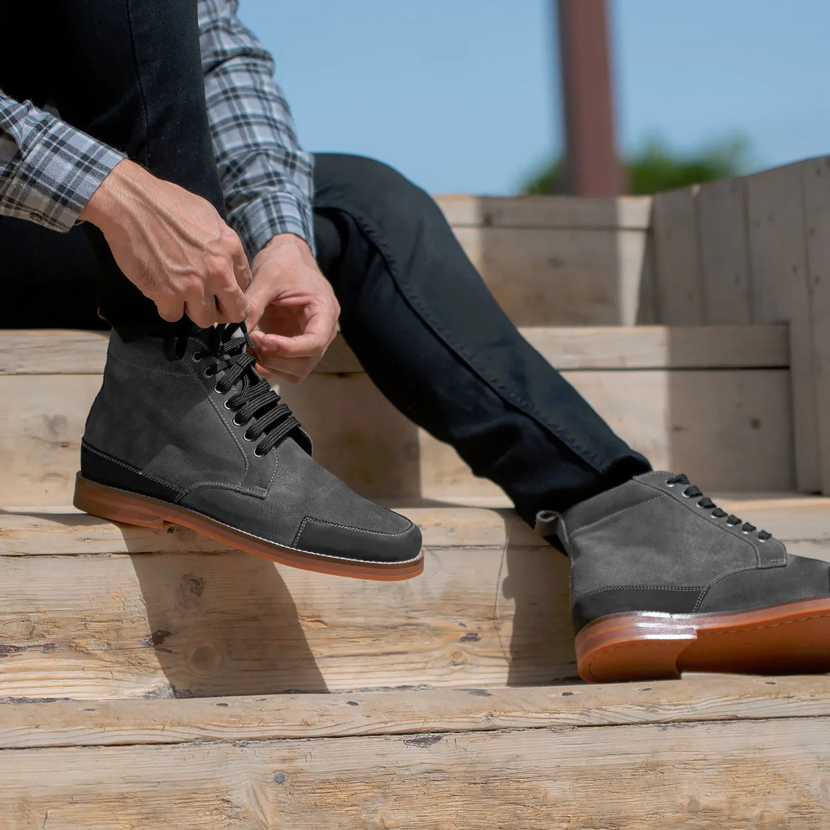 High-Traction Rubber Outsole & Lug Tread Pattern on Carnell Moc-Toe Graue Wildlederstiefel für Herren