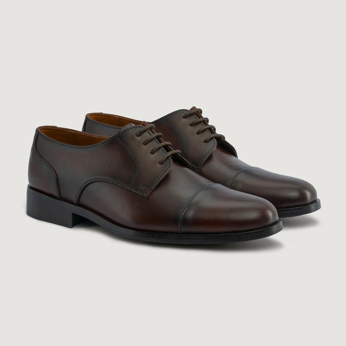 Attorney Derby Burnished Braun Lederschuhe für Herren For Men in Burnished Brown Full-Grain Leather - Seitenansicht | Online Kaufen