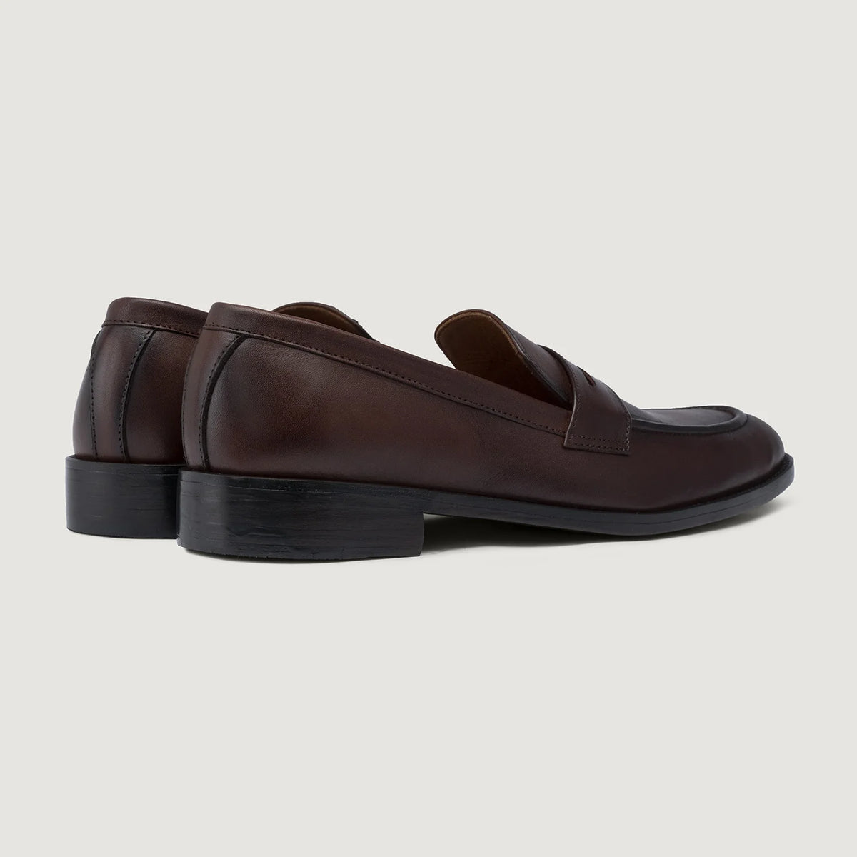 High-Traction Rubber Outsole & Lug Tread Pattern on Baxton Burnished Braun Leder-Loafer für Herren For Men
