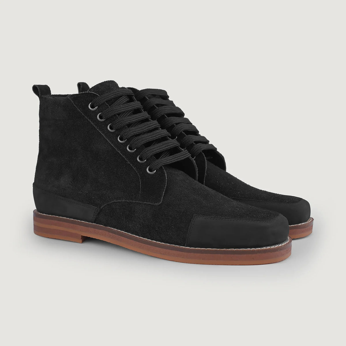 Carnell Moc-Toe Schwarze Wildlederstiefel für Herren in Distressed Black Goatskin Suede - Seitenansicht | Online Kaufen