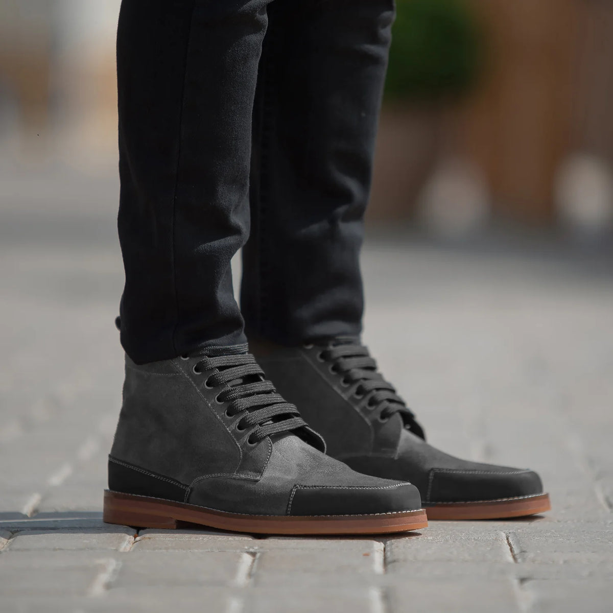 Carnell Moc-Toe Graue Wildlederstiefel für Herren in Distressed Grey Goatskin Suede - Seitenansicht | Online Kaufen