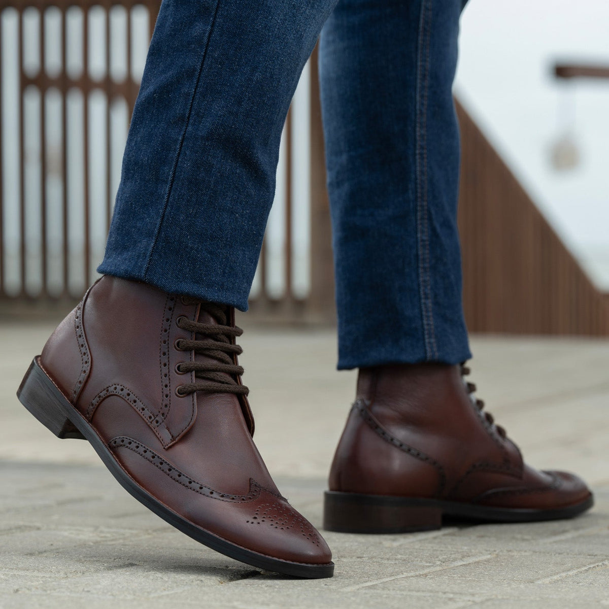 Passform-Perspektive von Duster Brogues Derby Braun Burnished Lederstiefel - StudGuard für Herren am Model - Natürlicher Faltenwurf im Tageslicht