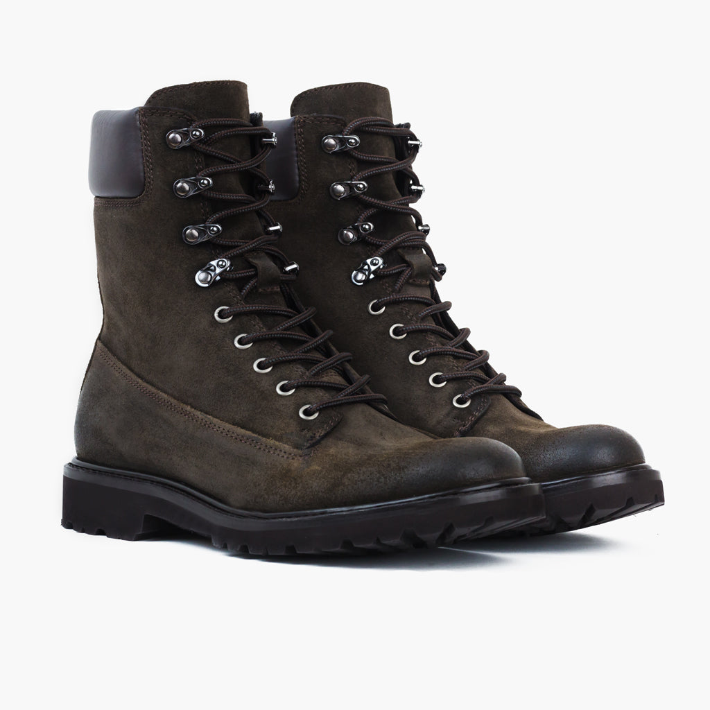 Explorer Dunkeloliv Suede Lederstiefel für Herren in Olive Goatskin Suede - Seitenansicht | Online Kaufen
