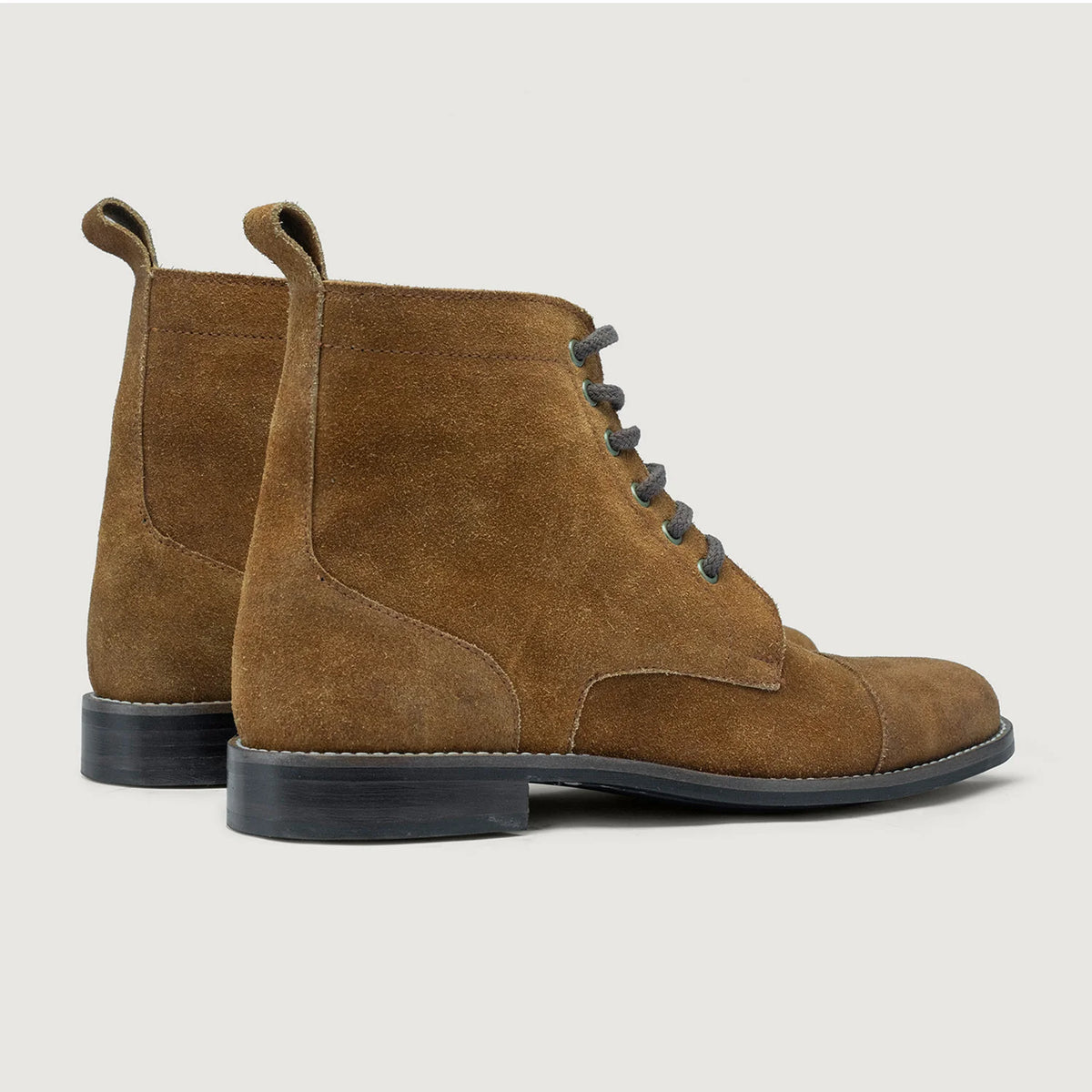 High-Traction Rubber Outsole & Lug Tread Pattern on Knight Derby Braun Suede Lederstiefel - StudGuard für Herren