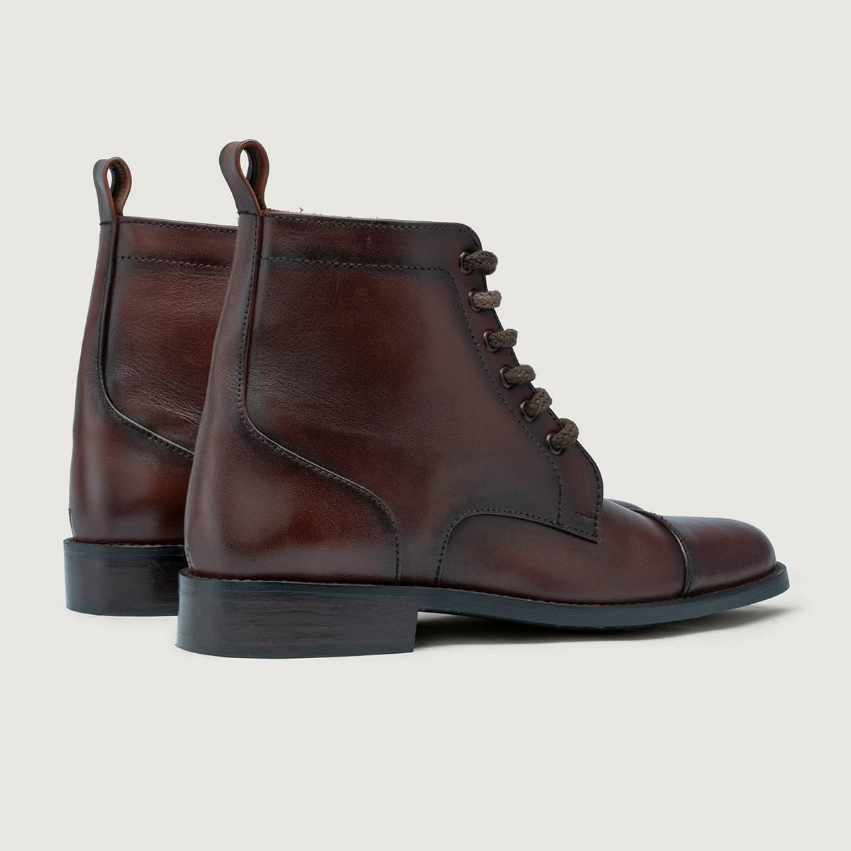 Knight Derby Burnished Brown Leather Boots StudGuard For Men - Verstärkte Fersenkappe & präzise Doppelnaht