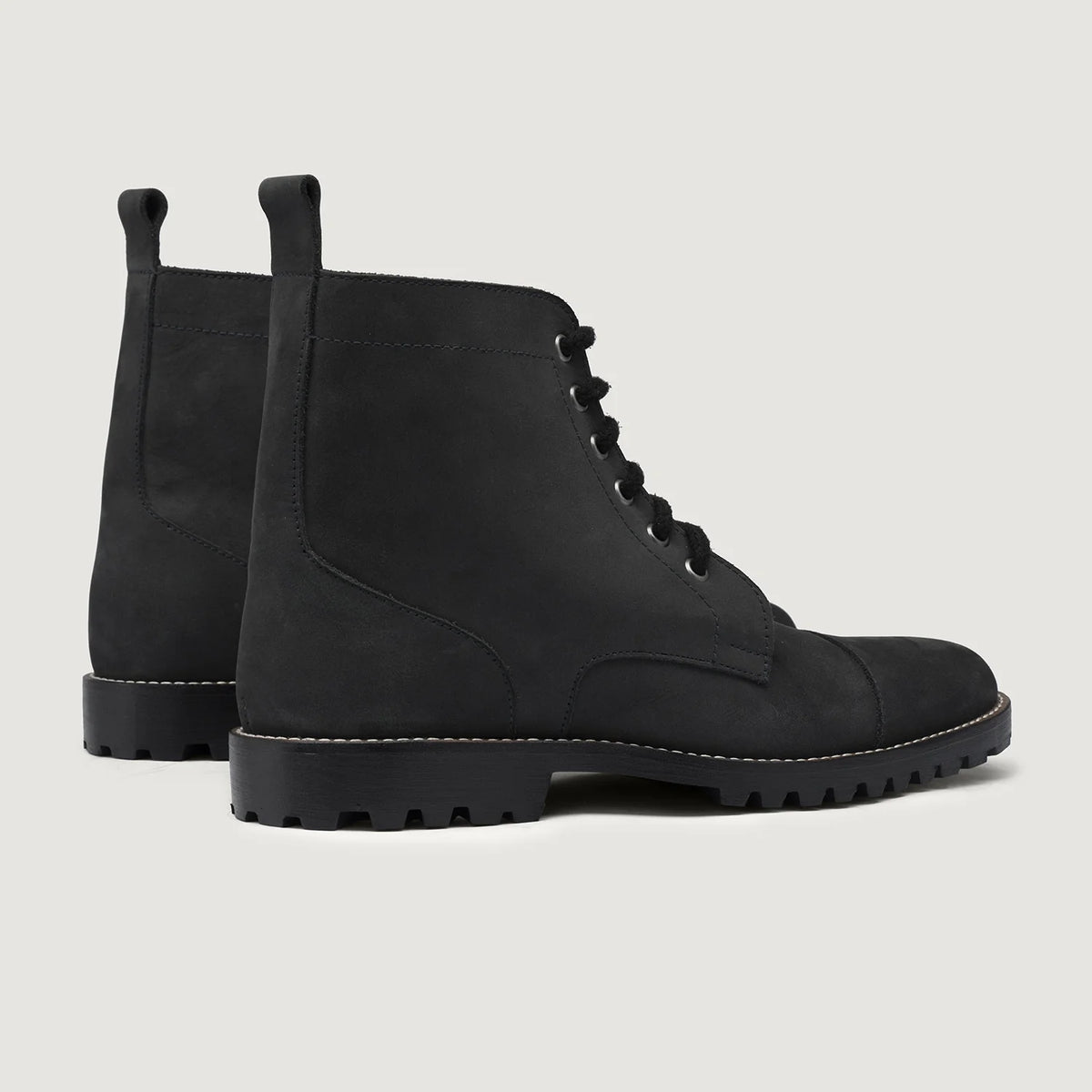 High-Traction Rubber Outsole & Lug Tread Pattern on Knight Derby Mattschwarz Nubuck Lederstiefel - TerraGrip für Herren