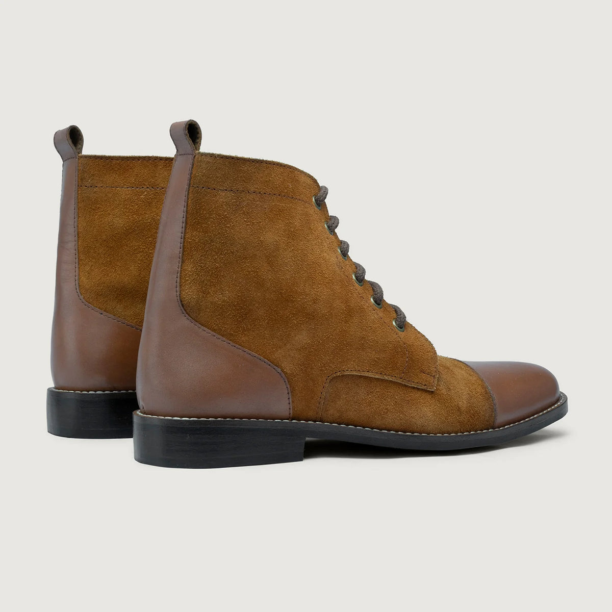 Knight Derby Hellbraun & Braun Lederstiefel - StudGuard für Herren - Verstärkte Fersenkappe & präzise Doppelnaht