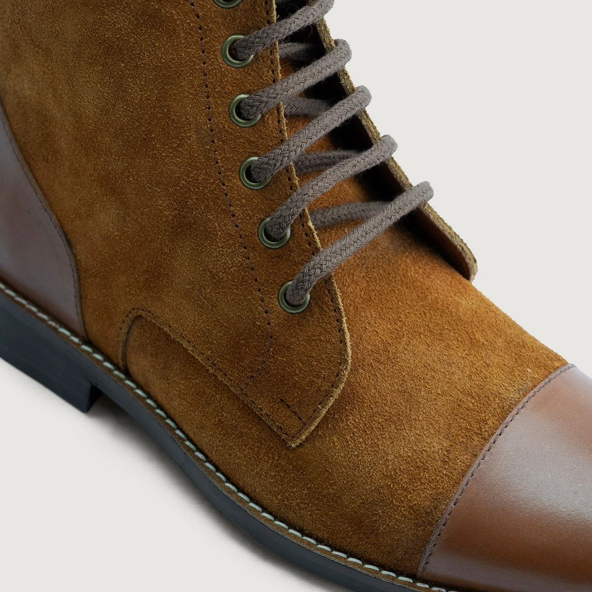 High-Traction Rubber Outsole & Lug Tread Pattern on Knight Derby Hellbraun & Braun Lederstiefel - StudGuard für Herren