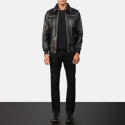 Men's Aaron Distressed Black Leather Bomber Jacket - Seitenansicht mit ergonomischem Ärmelschnitt