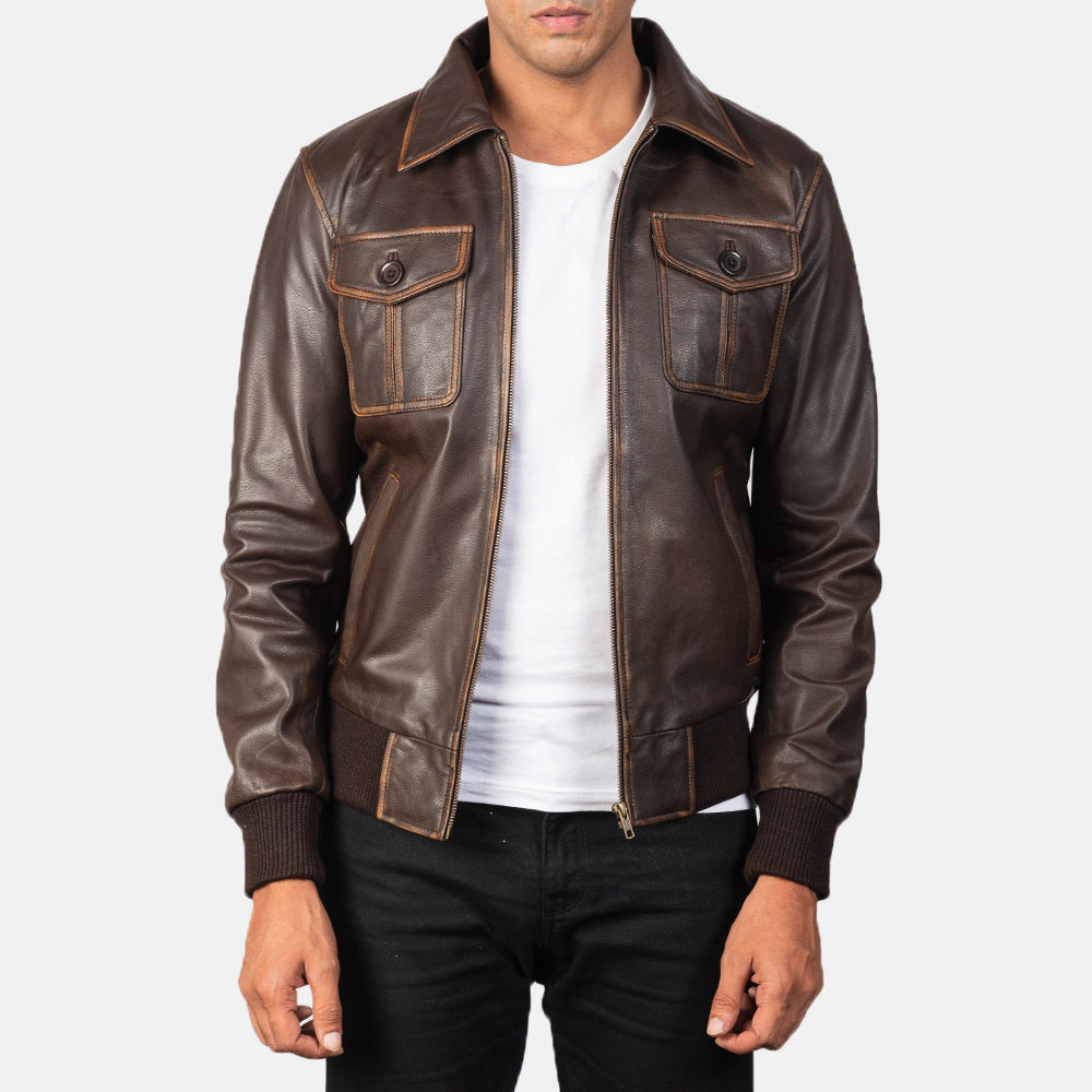 Men's Aaron Distressed Brown Leather Bomber Jacket in Brown Goatskin Leather - Vorderansicht &amp; maßgeschneiderte Silhouette | Online Kaufen