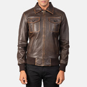 Men's Aaron Distressed Brown Leather Bomber Jacket - Seitenansicht mit ergonomischem Ärmelschnitt
