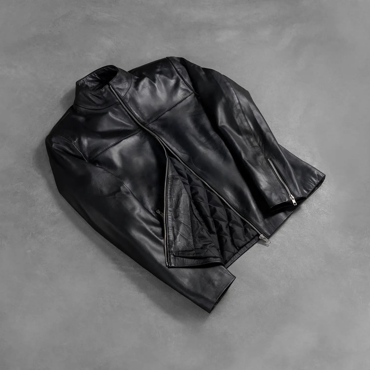 Styled Fit Perspective of Men's Adornica Schwarz Leder-Bikerjacke für Herren on Model - Natural Daylight Drape