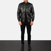 Men's Agent Shadow Schwarz Leder-Bomberjacke für Herren - Seitenansicht mit ergonomischem Ärmelschnitt