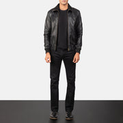 Men's Air Rolf Schwarz Leder-Bomberjacke für Herren - Seitenansicht mit ergonomischem Ärmelschnitt