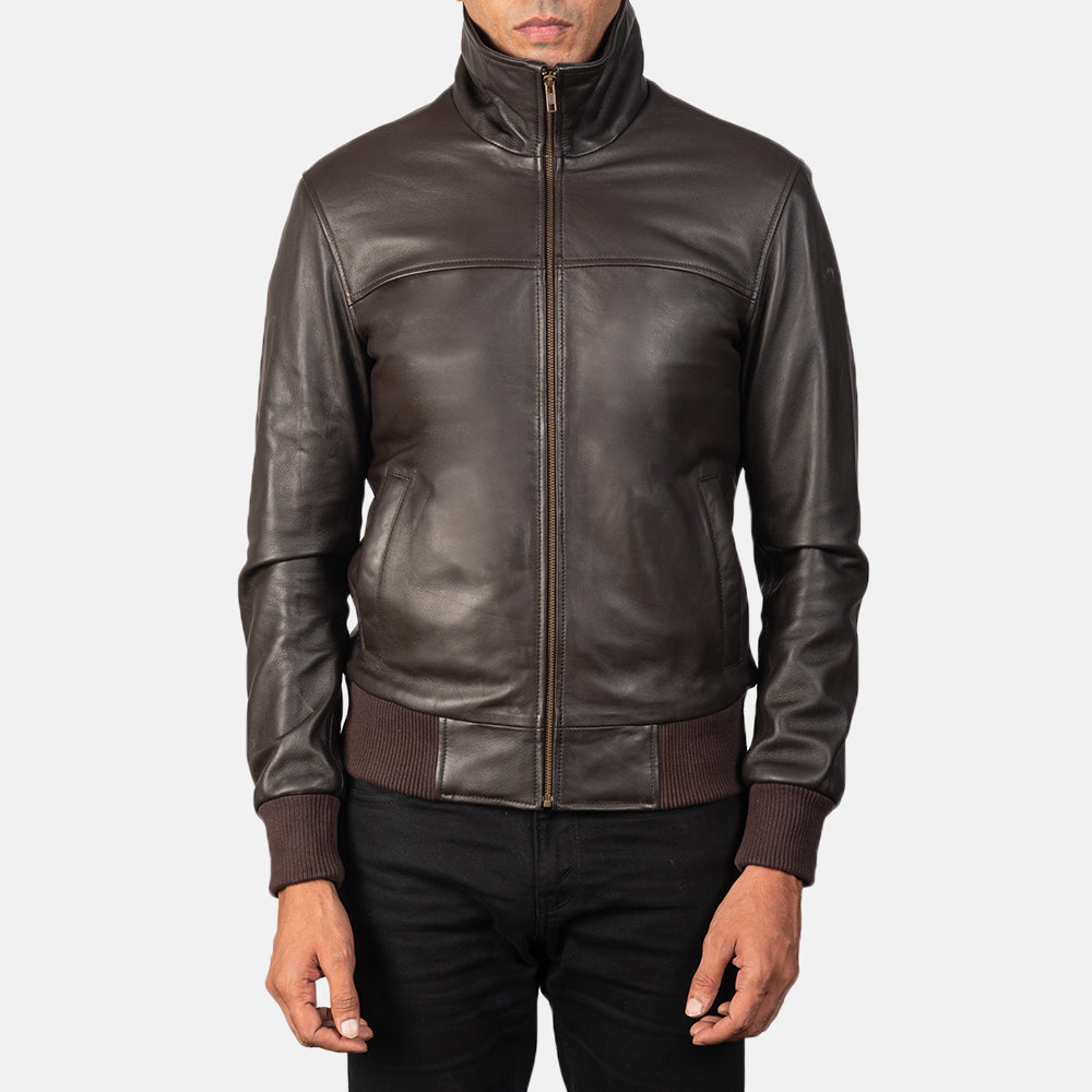 
Air Rolf Mocha Brown Leather Bomber Jacket - Seitenansicht mit ergonomischem Ärmelschnitt & sportlicher Passform