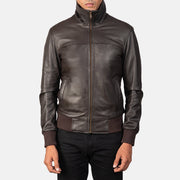 
Air Rolf Mocha Brown Leather Bomber Jacket - Seitenansicht mit ergonomischem Ärmelschnitt & sportlicher Passform