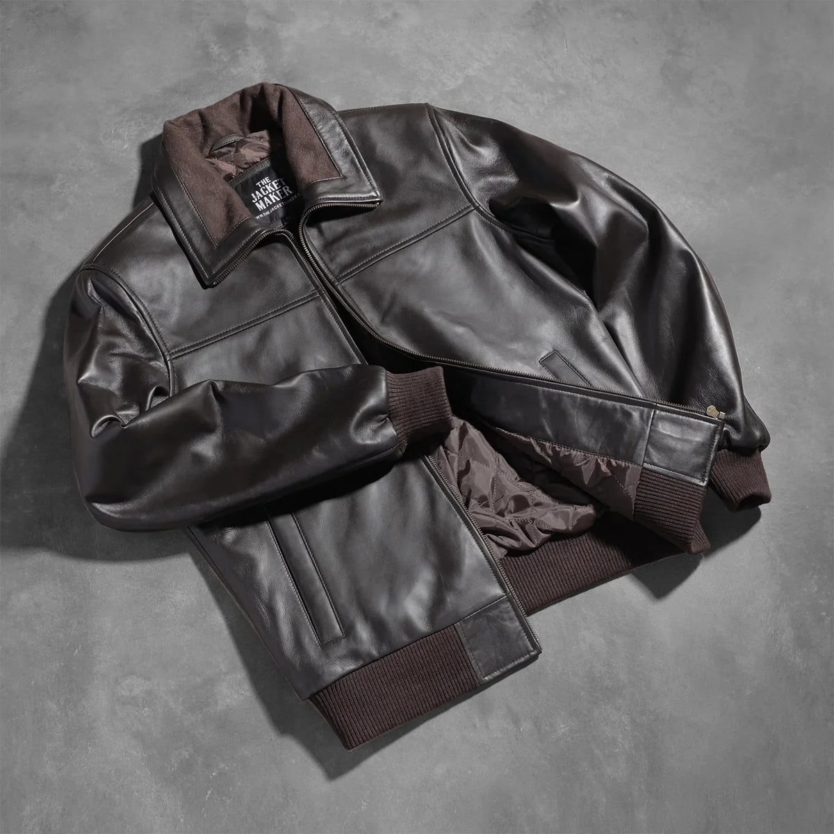 
Passform-Perspektive von Air Rolf Mocha Brown Leather Bomber Jacket am Model - Natürlicher Faltenwurf im Tageslicht