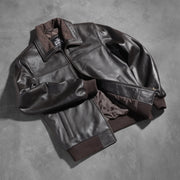 
Passform-Perspektive von Air Rolf Mocha Brown Leather Bomber Jacket am Model - Natürlicher Faltenwurf im Tageslicht