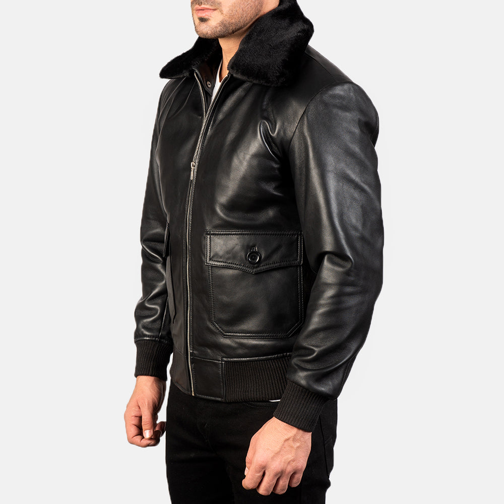 
Black Sheepskin Leather Bomber Jacket - Rückansicht mit passgenauen Schultern & sauberem Saum