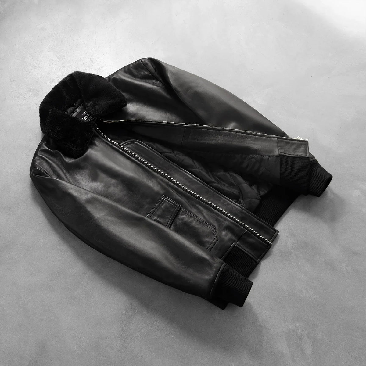 
Passform-Perspektive von Airin G-1 Schwarz Leder-Bomberjacke für Herren am Model - Natürlicher Faltenwurf im Tageslicht