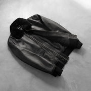 
Passform-Perspektive von Airin G-1 Schwarz Leder-Bomberjacke für Herren am Model - Natürlicher Faltenwurf im Tageslicht