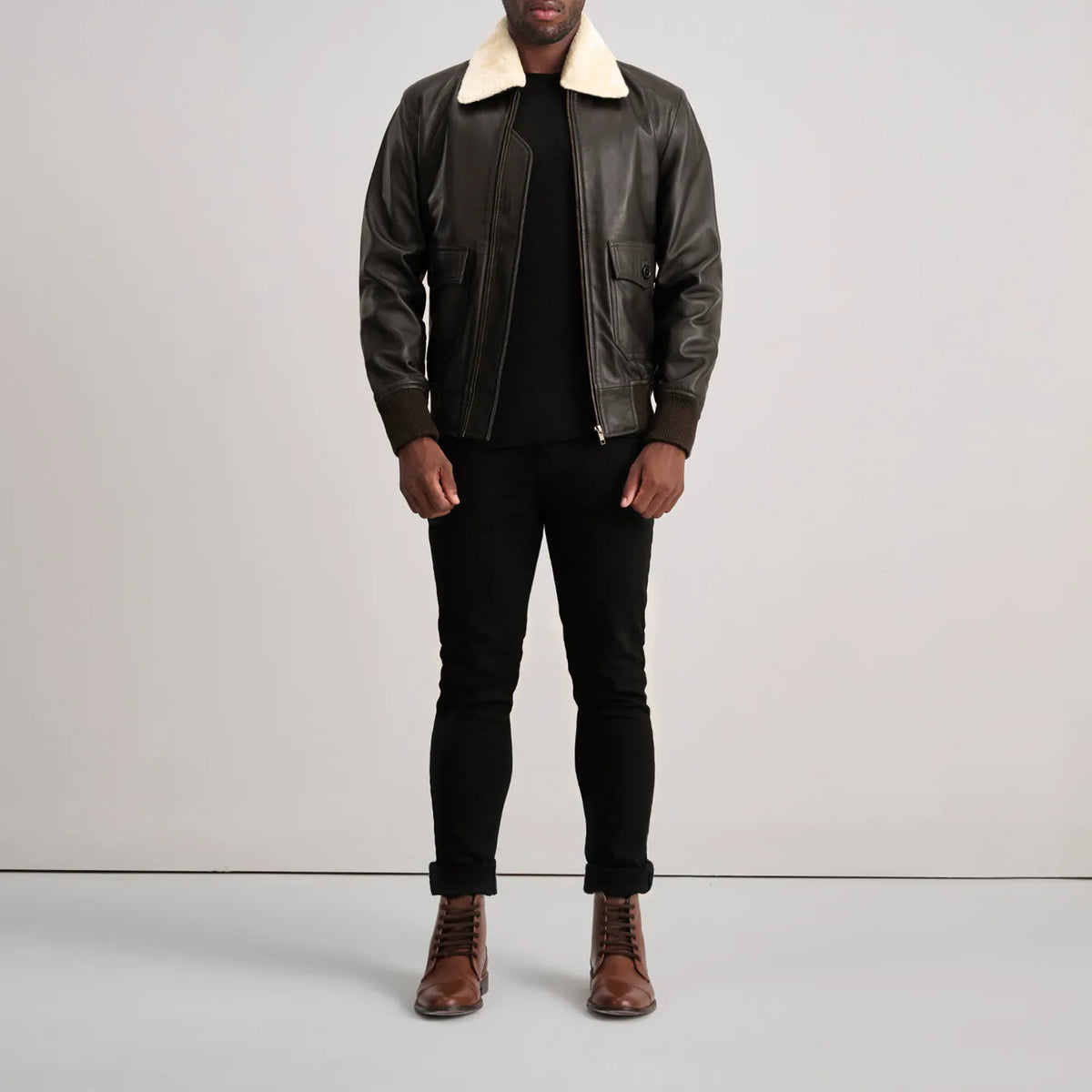 
Airin G-1 Braun & Cream Leder-Bomberjacke für Herren - Seitenansicht mit ergonomischem Ärmelschnitt & sportlicher Passform