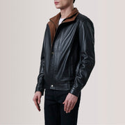
Alfred Brown Leather Bomber Jacket For Men - Seitenansicht mit ergonomischem Ärmelschnitt & sportlicher Passform