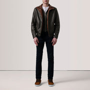 
Passform-Perspektive von Alfred Brown Leather Bomber Jacket For Men am Model - Natürlicher Faltenwurf im Tageslicht