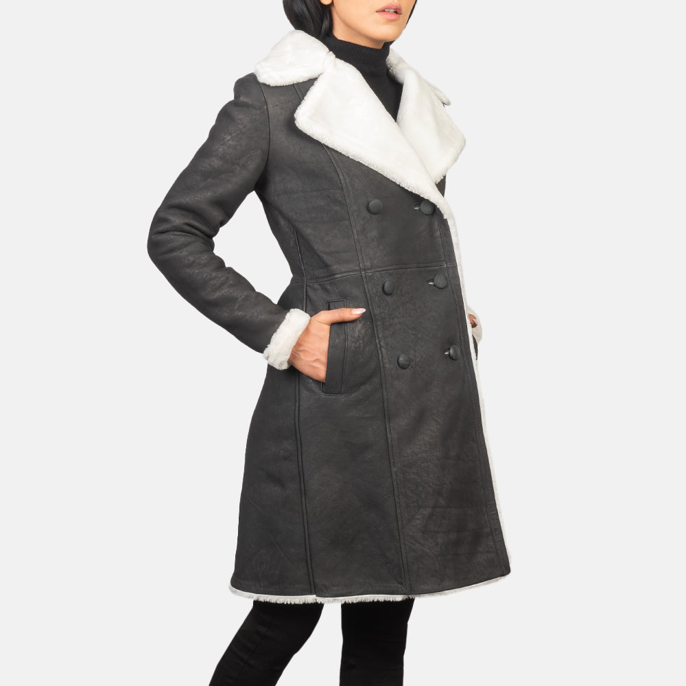 Women's Amie Black Double Breasted Shearling Coat - Seitenansicht mit ergonomischem Ärmelschnitt