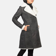 Women's Amie Black Double Breasted Shearling Coat - Seitenansicht mit ergonomischem Ärmelschnitt