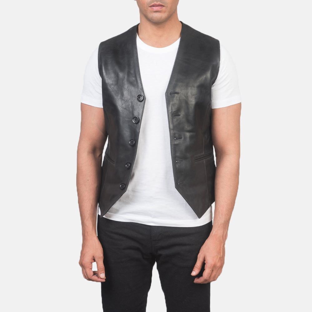 Men's Auden Schwarz Lederweste für Herren in Black Cowhide Leather - Vorderansicht &amp; maßgeschneiderte Silhouette | Online Kaufen